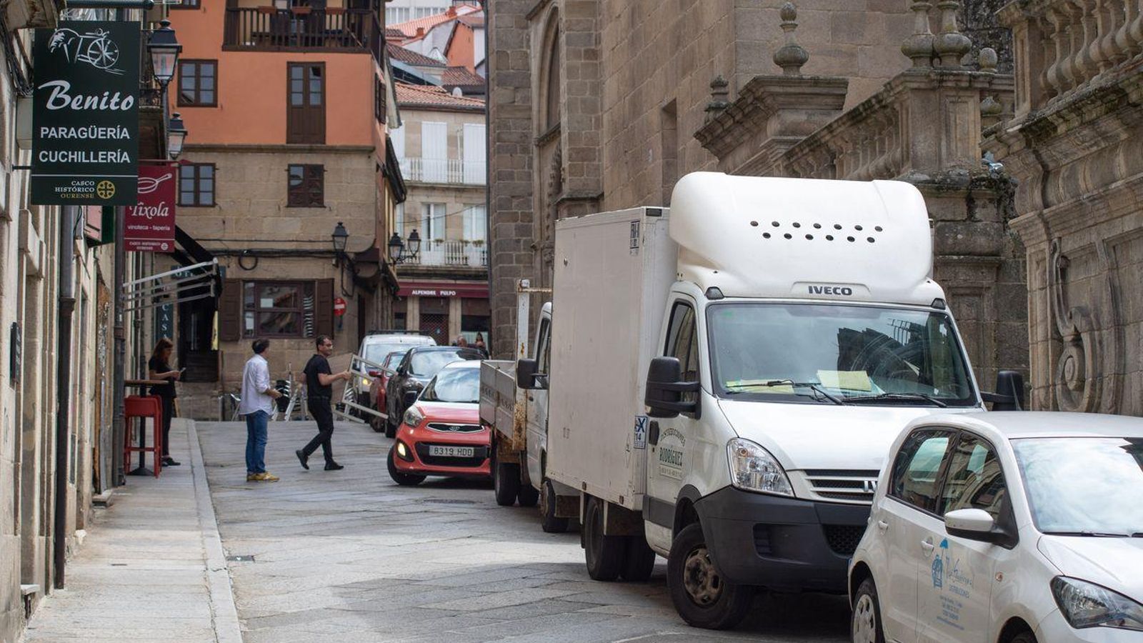 Una hilera de coches aparcados junto a la Catedral. (Foto: Miguel Sambréijome)