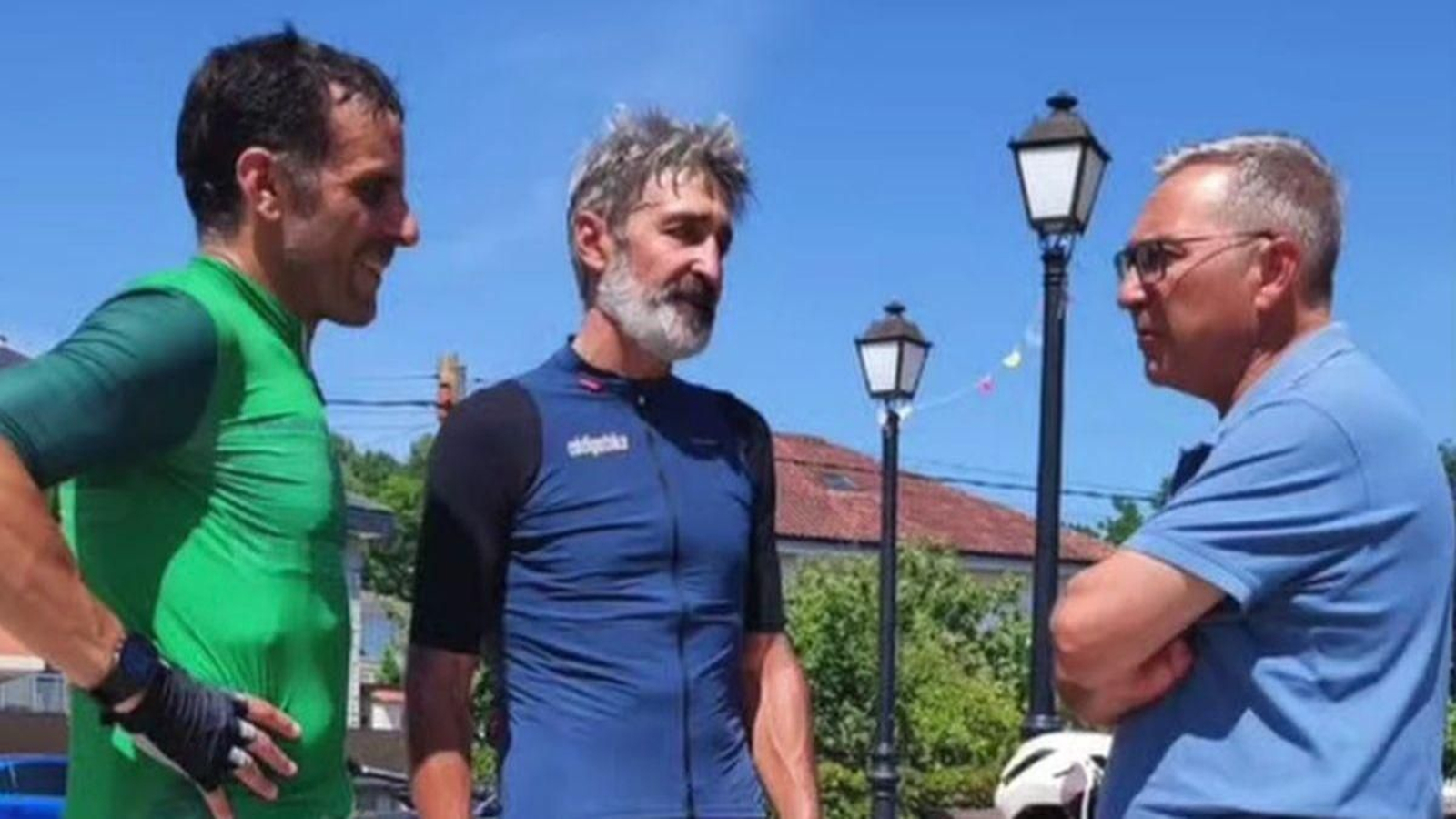 Luis Menor con los intrépidos ciclistas