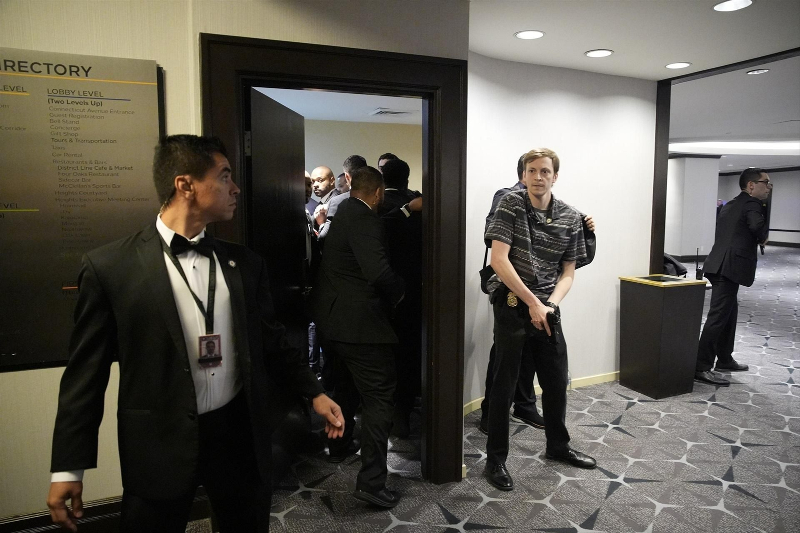 Miembros del Servicio Secreto durante el intento de atentado en Washington