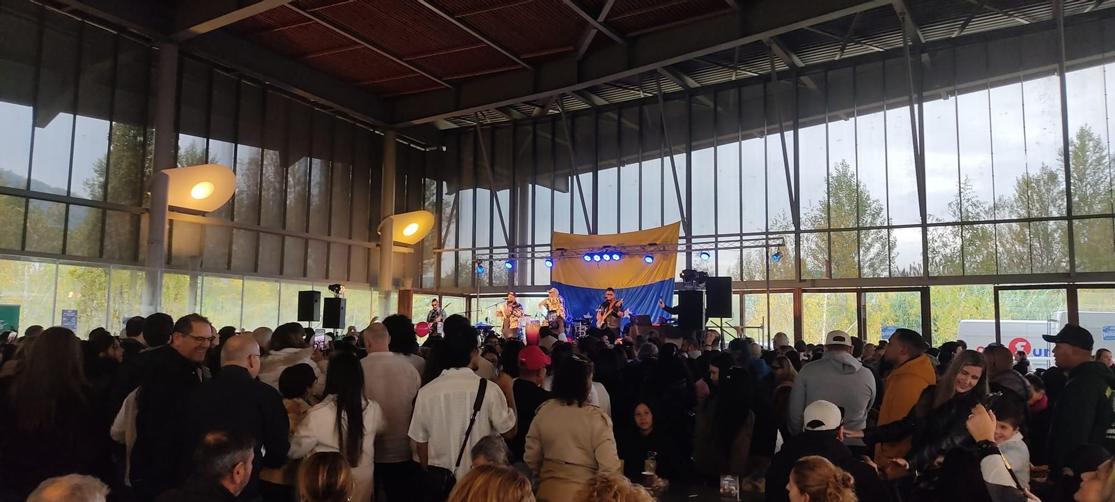 Familias venezolanas y de otras nacionalidades, ayer en el Campo da Feira.