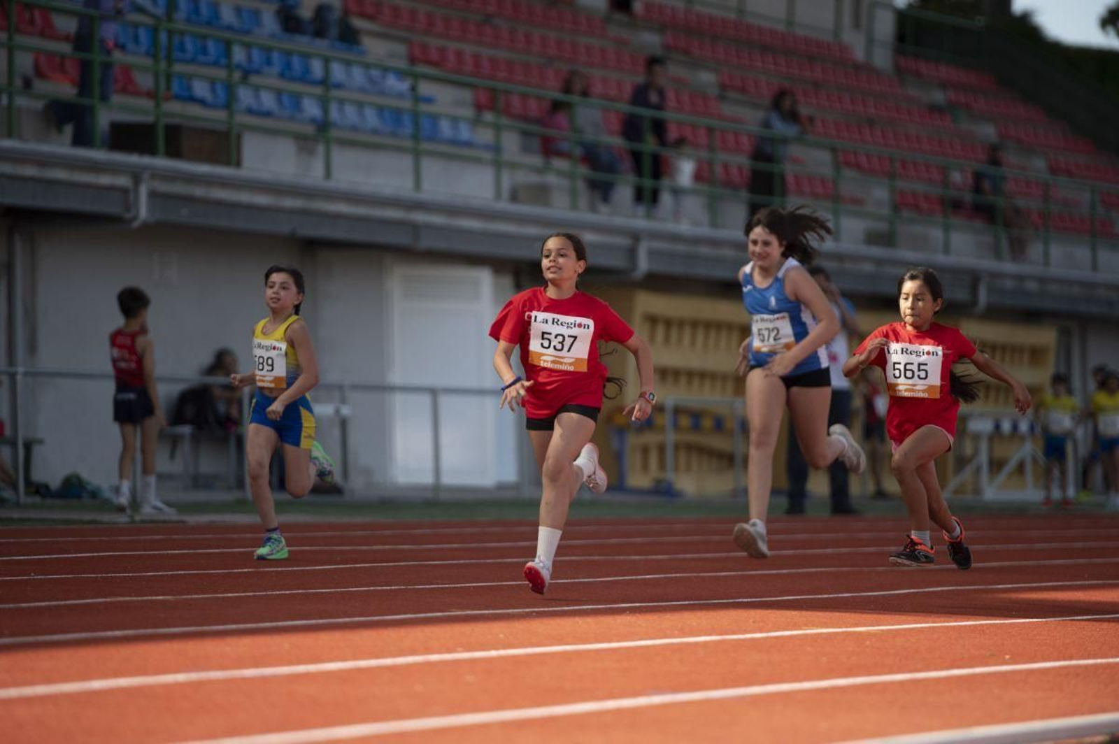 Apurando hasta el último metro y la última décima de segundo en las pruebas de velocidad que se celebraron en la pista Josefina Salgado del Complejo de Monterrei.