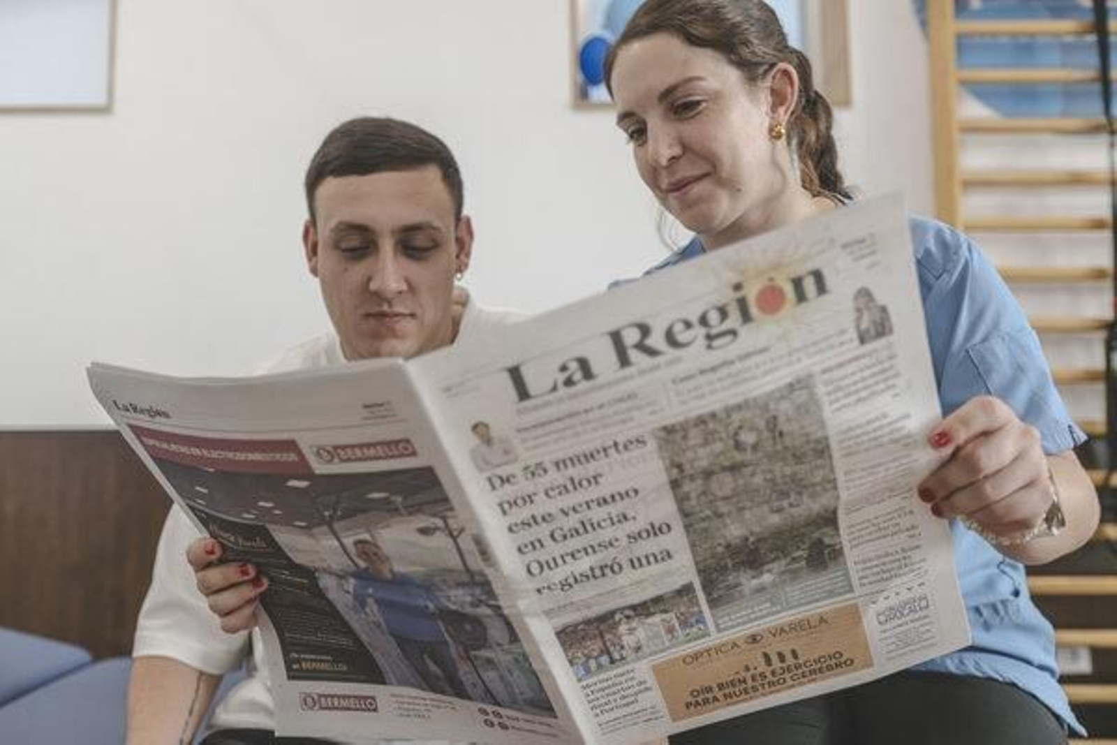 María e iago viendo las fotos de las zambullidas en La Región.