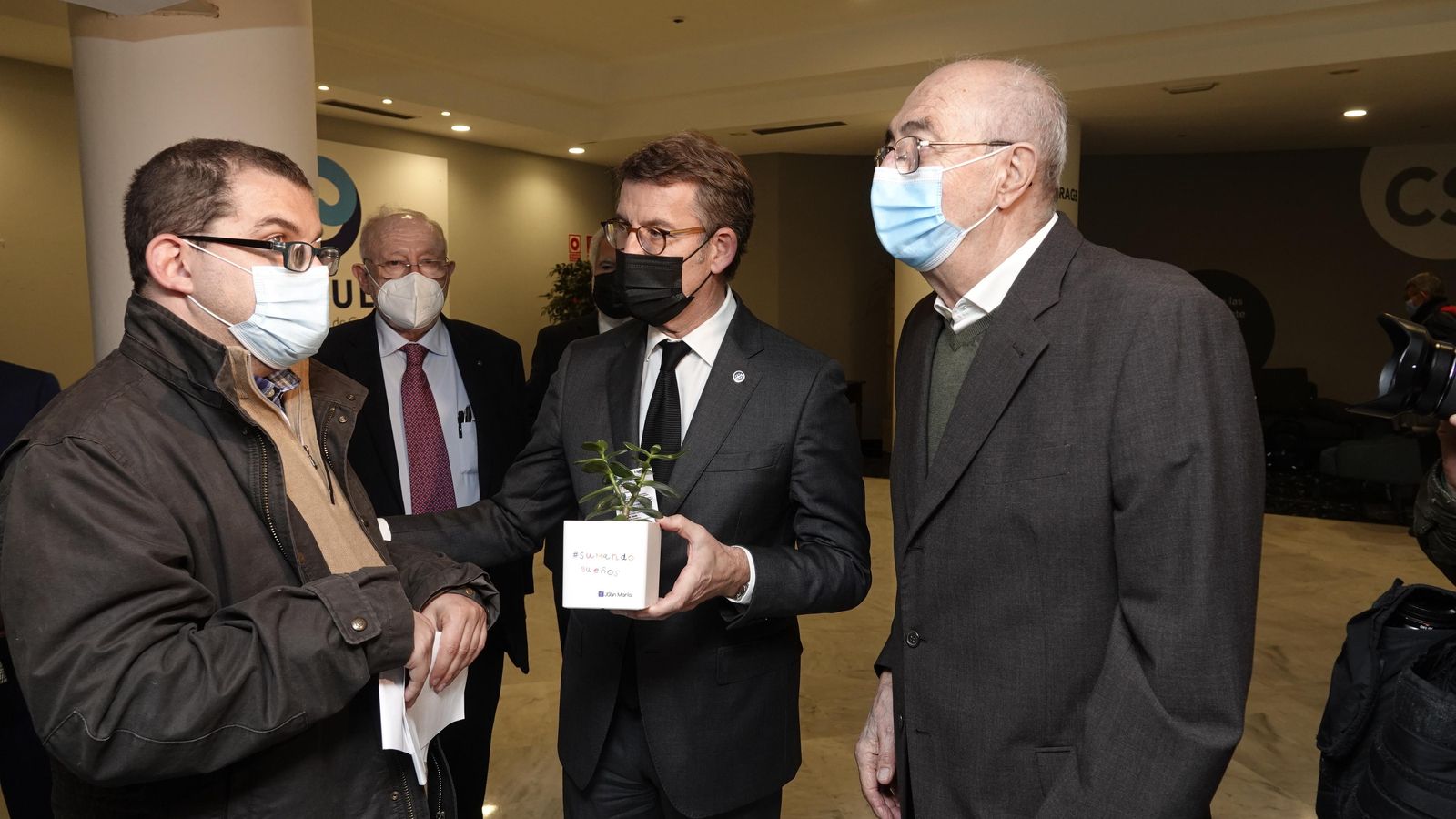 Alberto Núñez Feijóo les dedicó unas palabras en su libro y les agradeció el presente