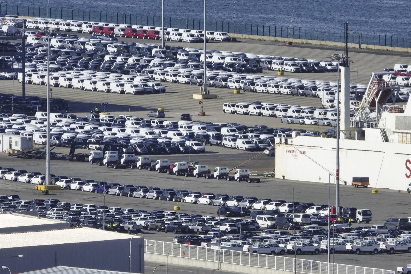 Vehículos fabricados en Stellantis Vigo en la terminal portuaria de Bouzas.