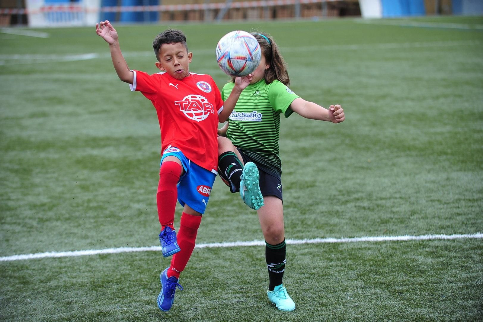 Intentando controlar el balón