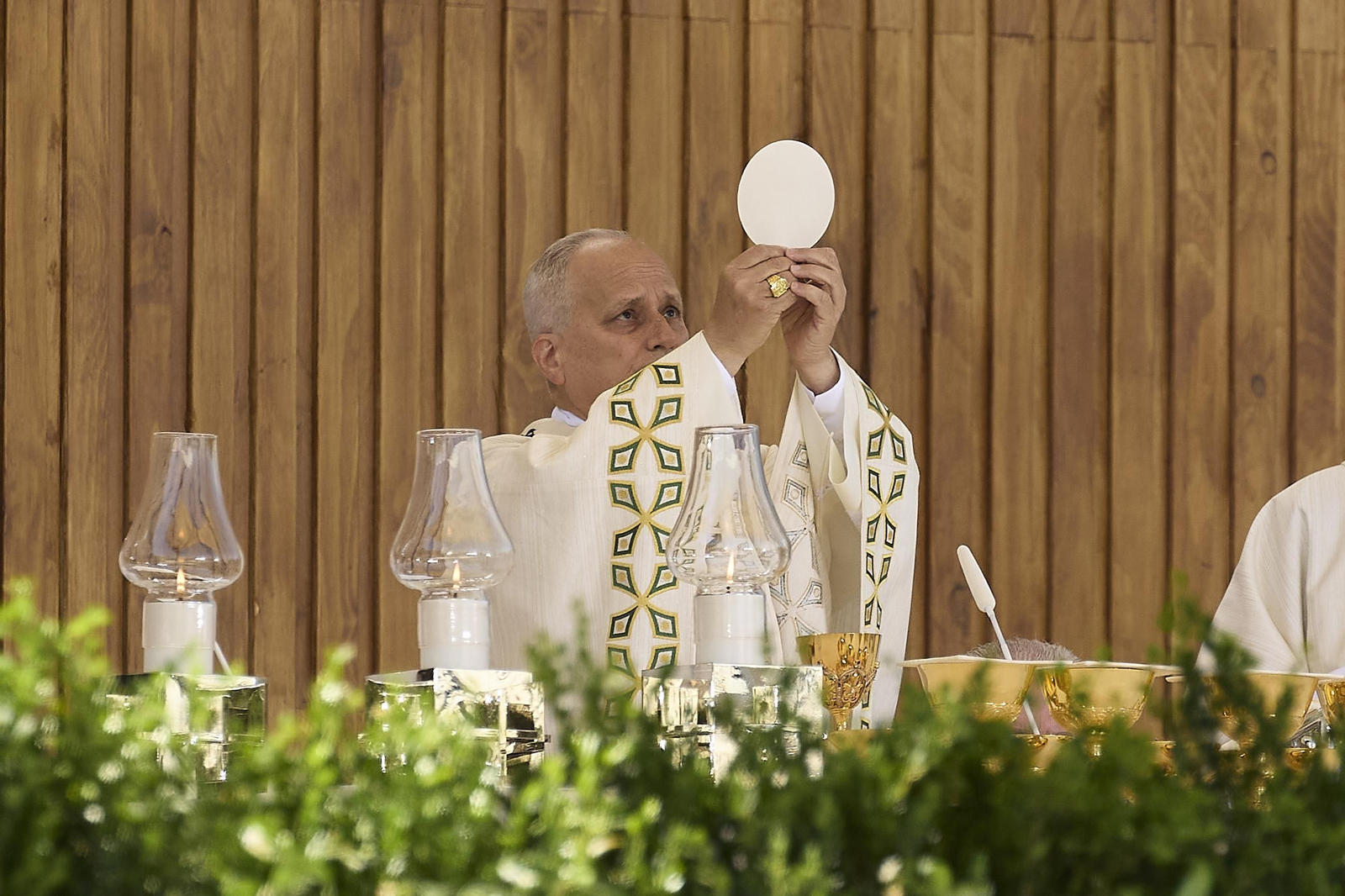 Galería | Multitudinaria misa y procesión del Corpus en Madrid con el papa León XIV