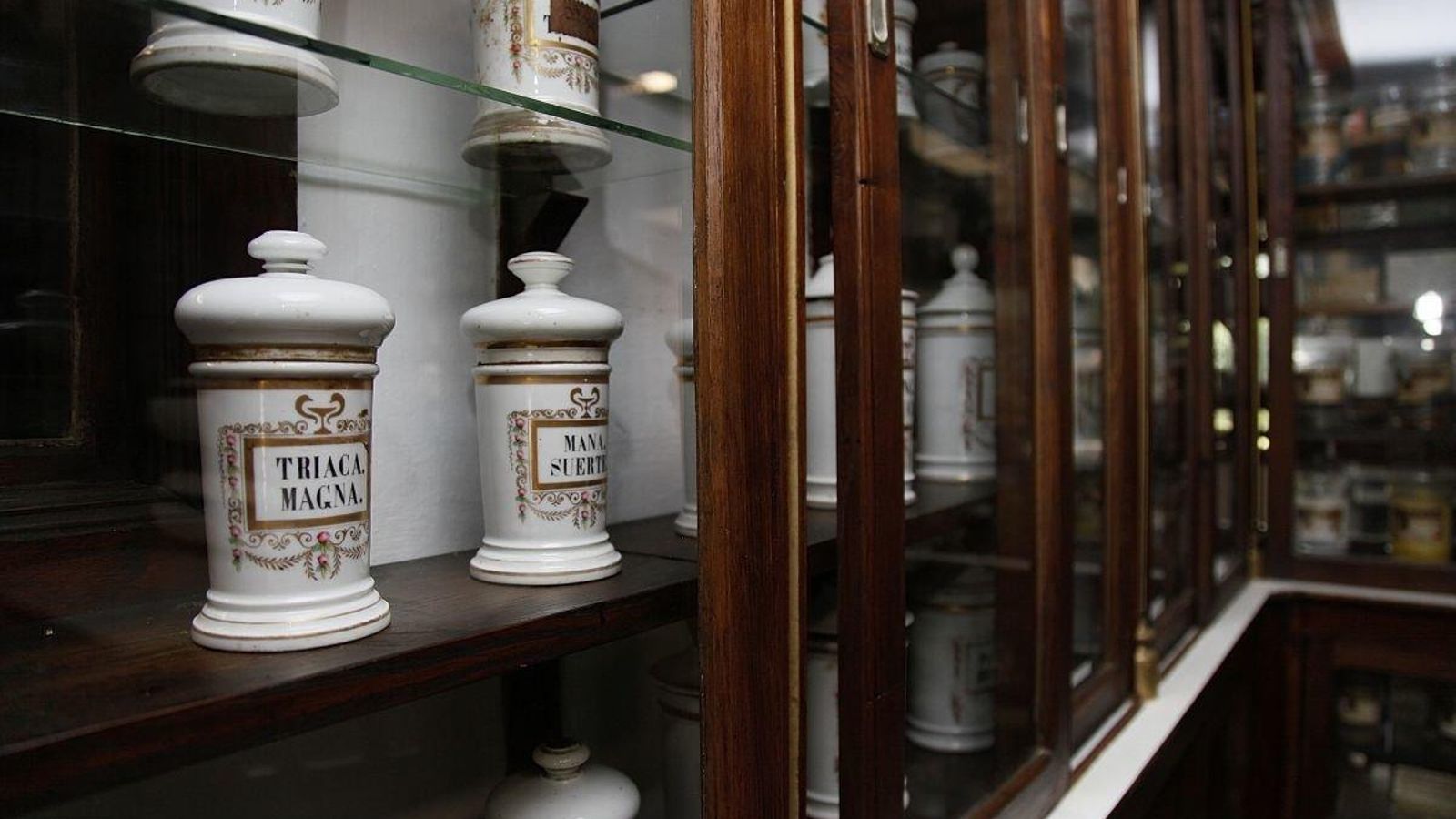 Diferentes obxectos nas estancias da Botica de Doade.