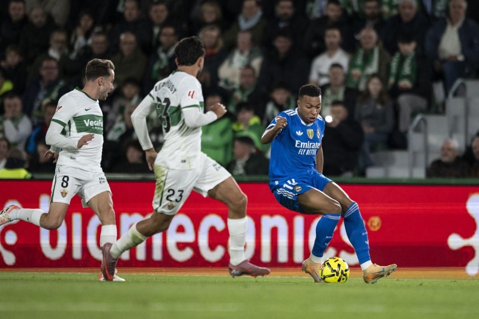 Kylian Mbappé encara a dos futbolistas del conjunto ilicitano durante el partido de ayer, en el que el francés se quedó sin marcar.