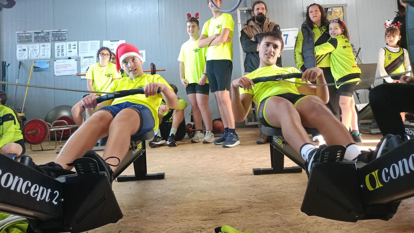 Dos de los esforzados deportistas suman metros en la máquina de remo.