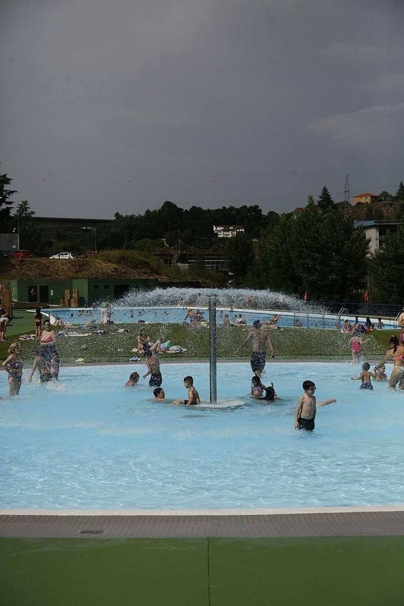 Un baño para combatir el calor en las piscinas de Oira (Foto: Miguel Ángel)