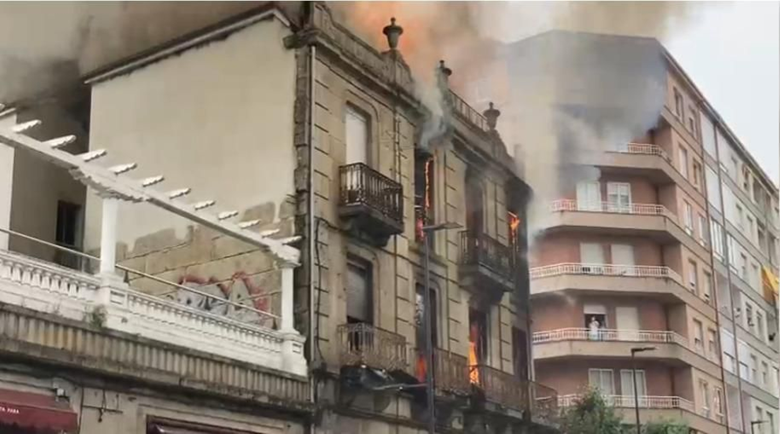 Galería | Así fue el voraz fuego que calcinó un edificio en A Ponte, en imágenes