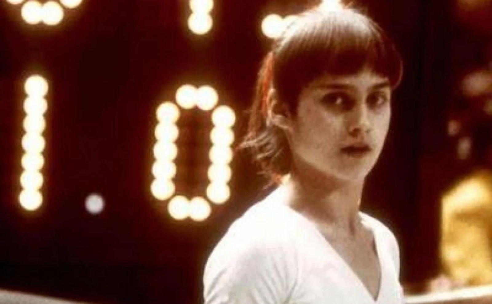 Nadia Comaneci, delante del resultado que le convirtió en mito del deporte.