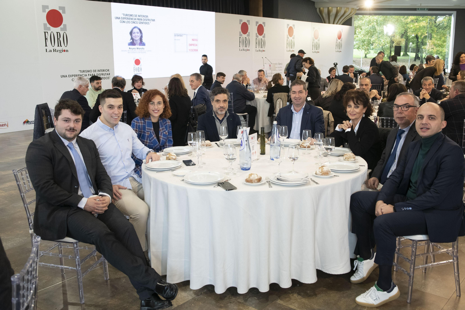 RÍO SALAS: Martín Outeiriño, de La Región; Pablo Fernández, administrativo del sector servicios; Nuria Iglesias, presidenta de la Asociación de Jóvenes Empresarios de Ourense; Xosé Carballo, periodista; Marcos Vila, gerente del Centro Comercial Ponte Vella; Concepción García, concelleira del PSOE en Ourense; Lalo Pavón, periodista, y Jonathan Rodríguez, gestor de Turisteo Ourense. (XESÚS FARIÑAS)