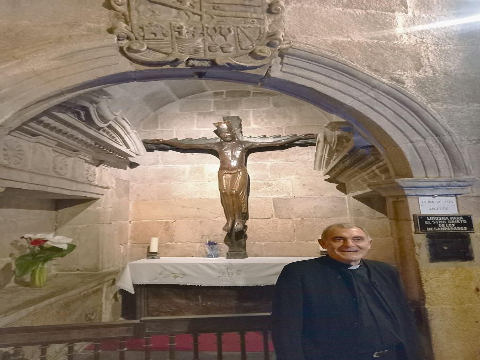 Cristo de los desamparados, Suele pasar desapercibido porque se encuentra en un lateral de la capilla de la Asunción. Es de las pocas imágenes románicas tallada en madera que se conservan en Galicia. Según el deán, es un Cristo victorioso y su trono es la cruz.