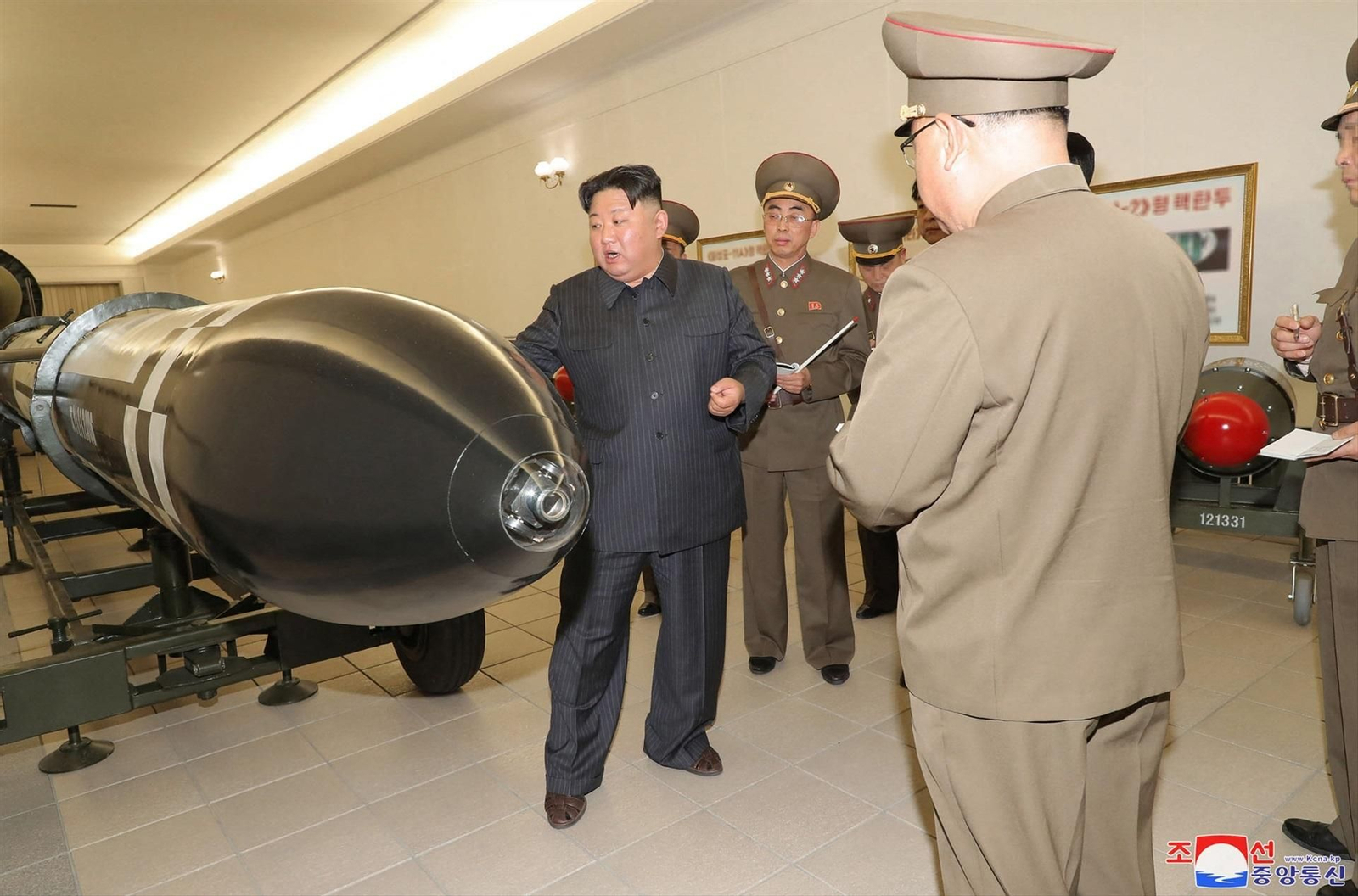Kim Jong Un supervisa el armamento