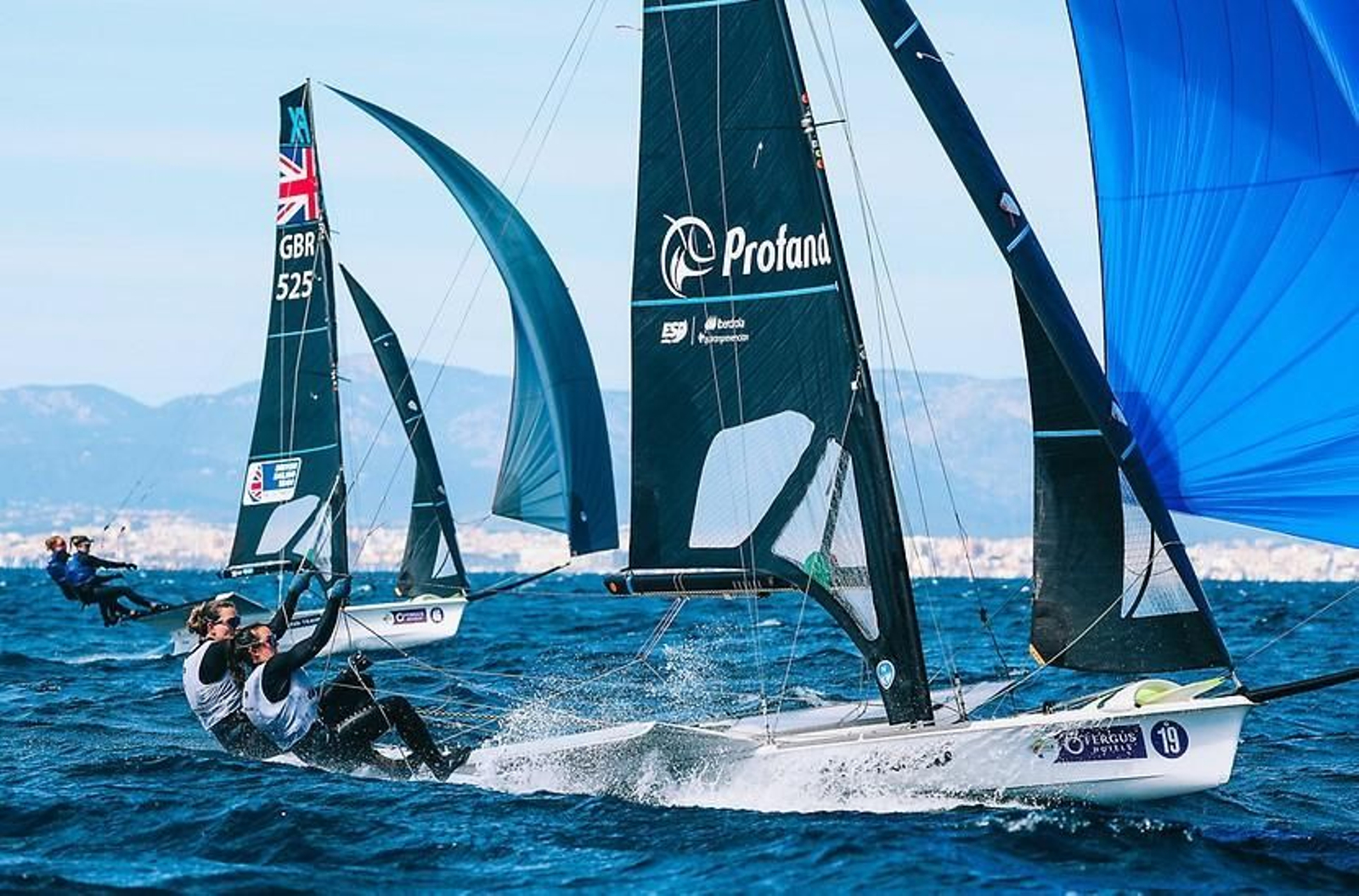 Patricia Suárez y Melania Henke, en plena acción en aguas de Palma de Mallorca.