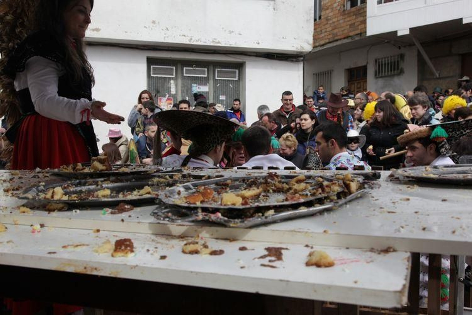 Laza recibe a los peliqueiros con bica y licor café