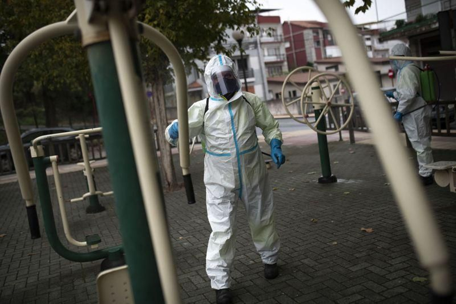 Labores de desinfección de un parque de la ciudad (ÓSCAR PINAL).