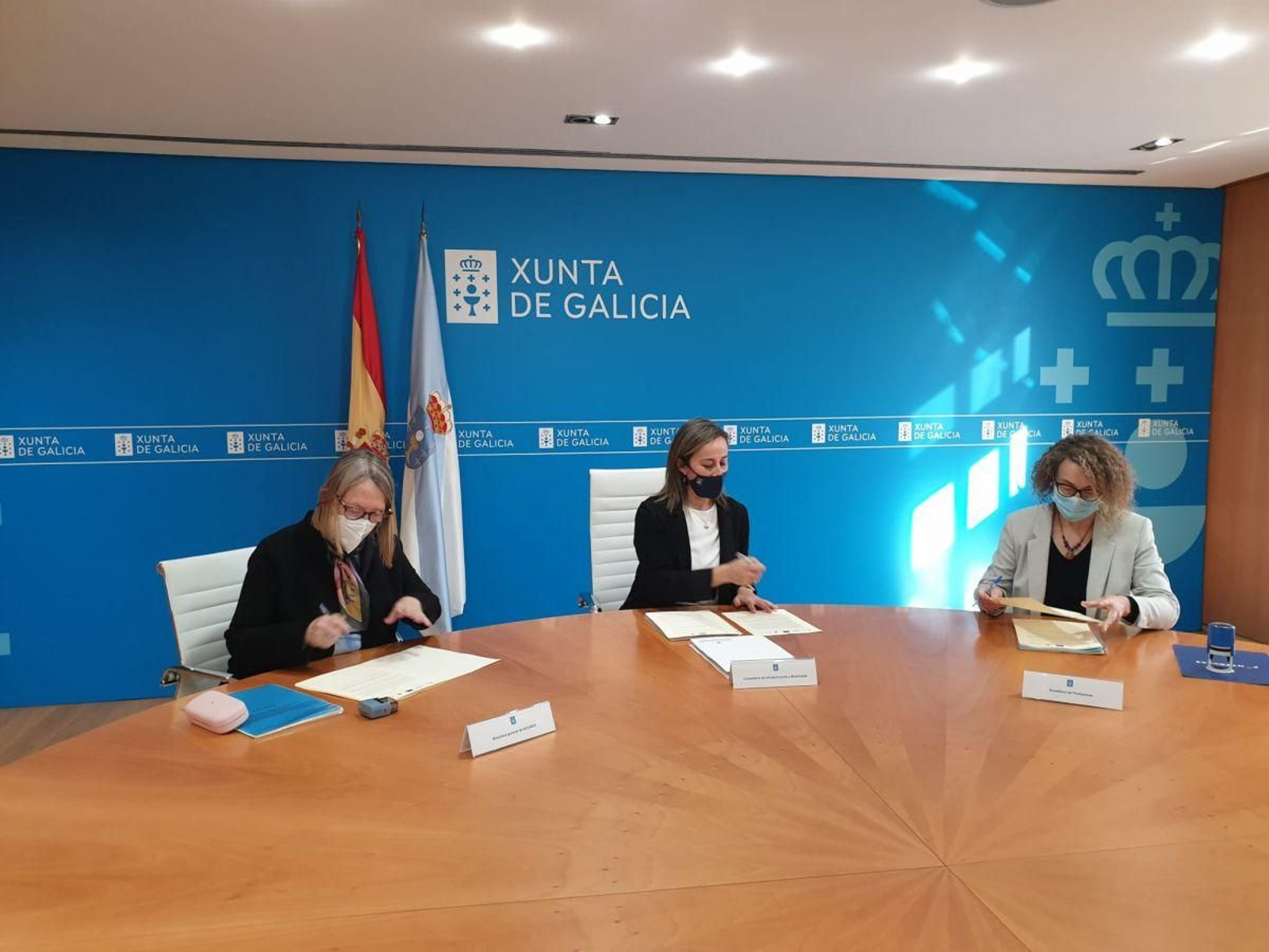 Rosa Cobo(Acuaes), Ethel Vázquez y Cristina Fernández, firmaron la ampliación de la EDAR en enero de 2022.