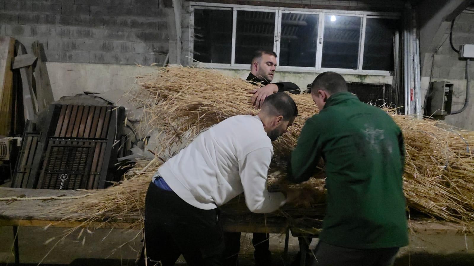 Elaboración tradicional del fachón: cada nudo y manojo de paja se asegura cuidadosamente por los vecinos.