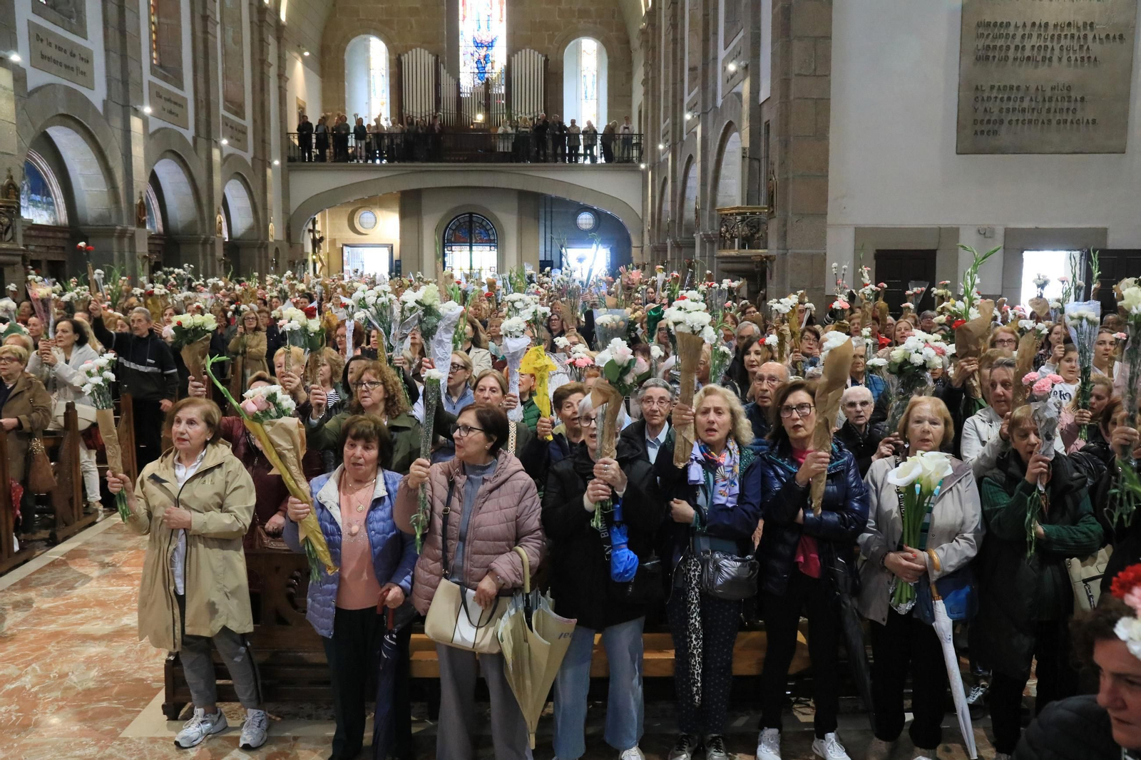 Galería | Las madres ofrecen sus flores un año más a la Virgen de Fátima, en fotos