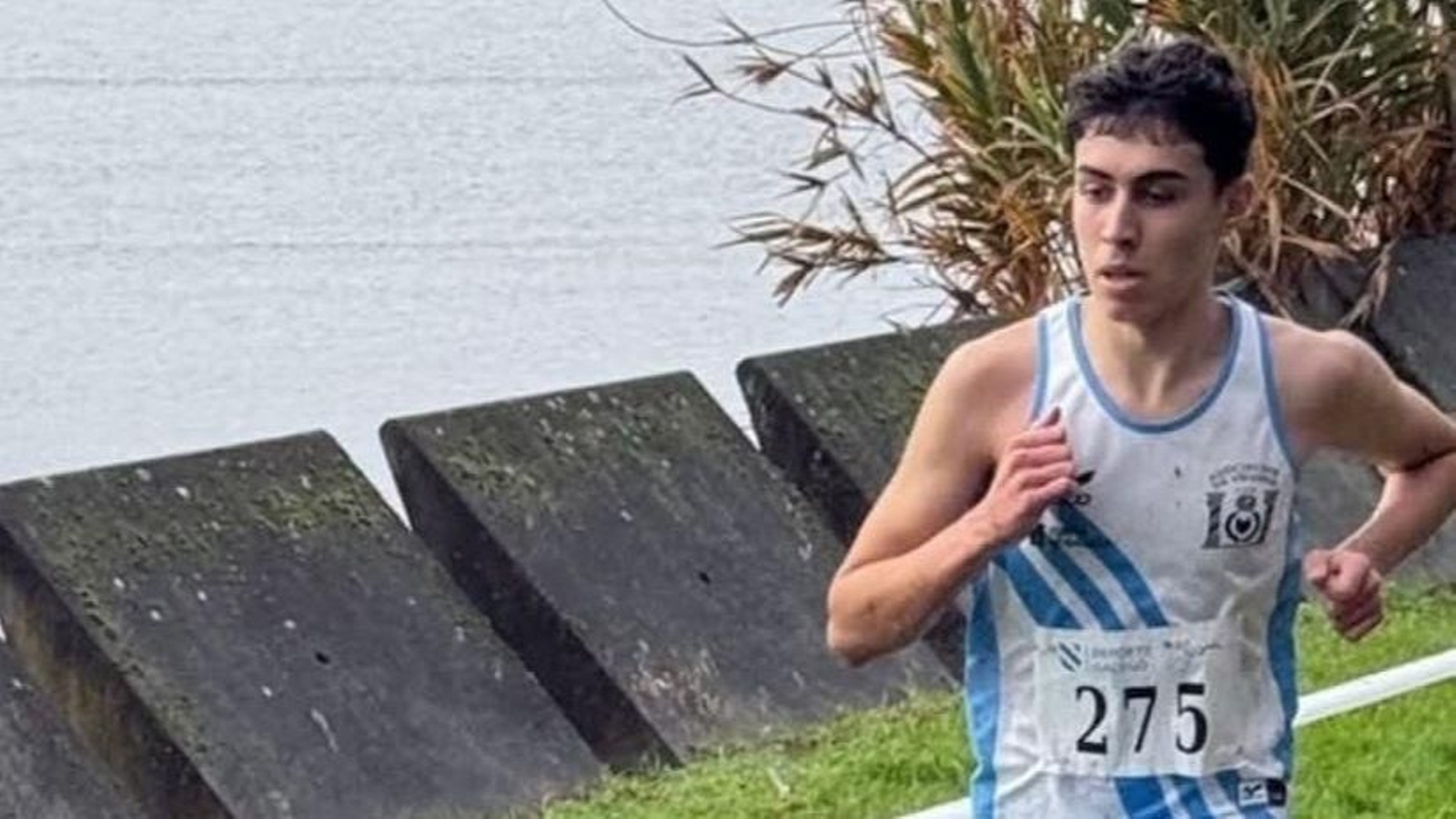 Xoel Franco avanza en una competición con la camiseta del Beade.