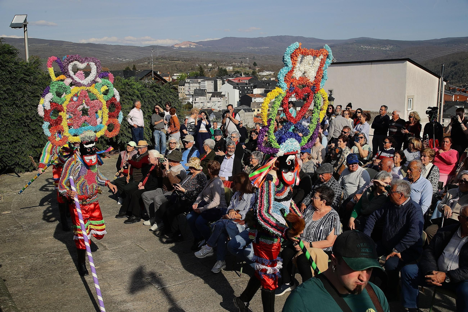 Los boteiros interactúan con los vecinos de Viana do Bolo.