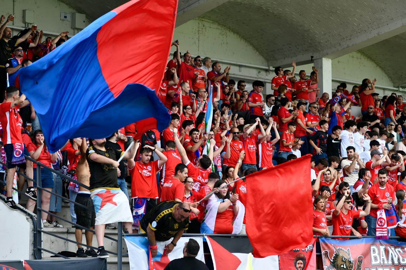 Galería | La UD Ourense quiere llegar a Primera Federación y la afición se vuelca con el equipo en O Couto