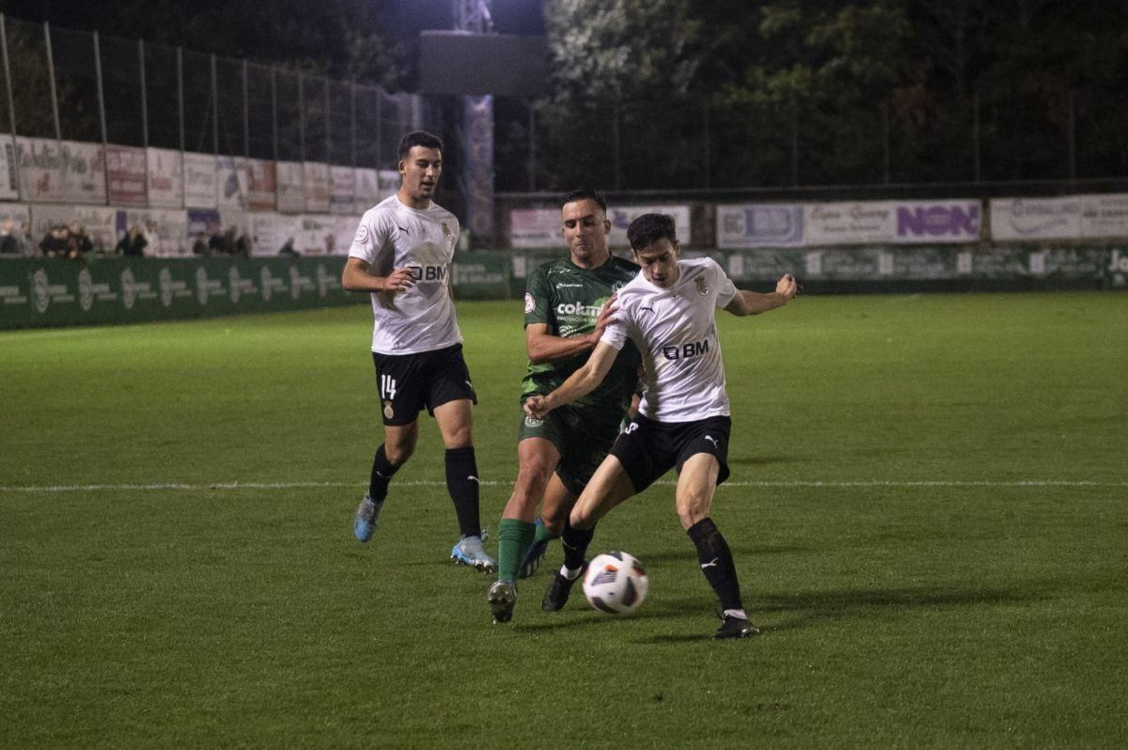 Germán Novoa pugna por una pelota en el duelo ante el Real Unión.