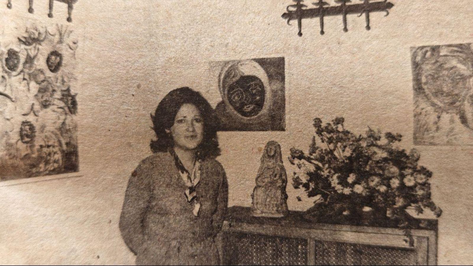 Maite Vázquez junto a algunas de sus obras.