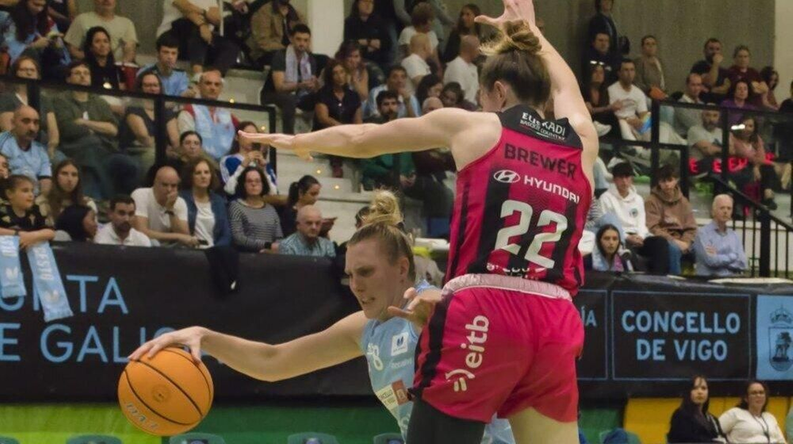 La canadiense Samantha Cooper protege el balón en el último partido del Celta en Navia.