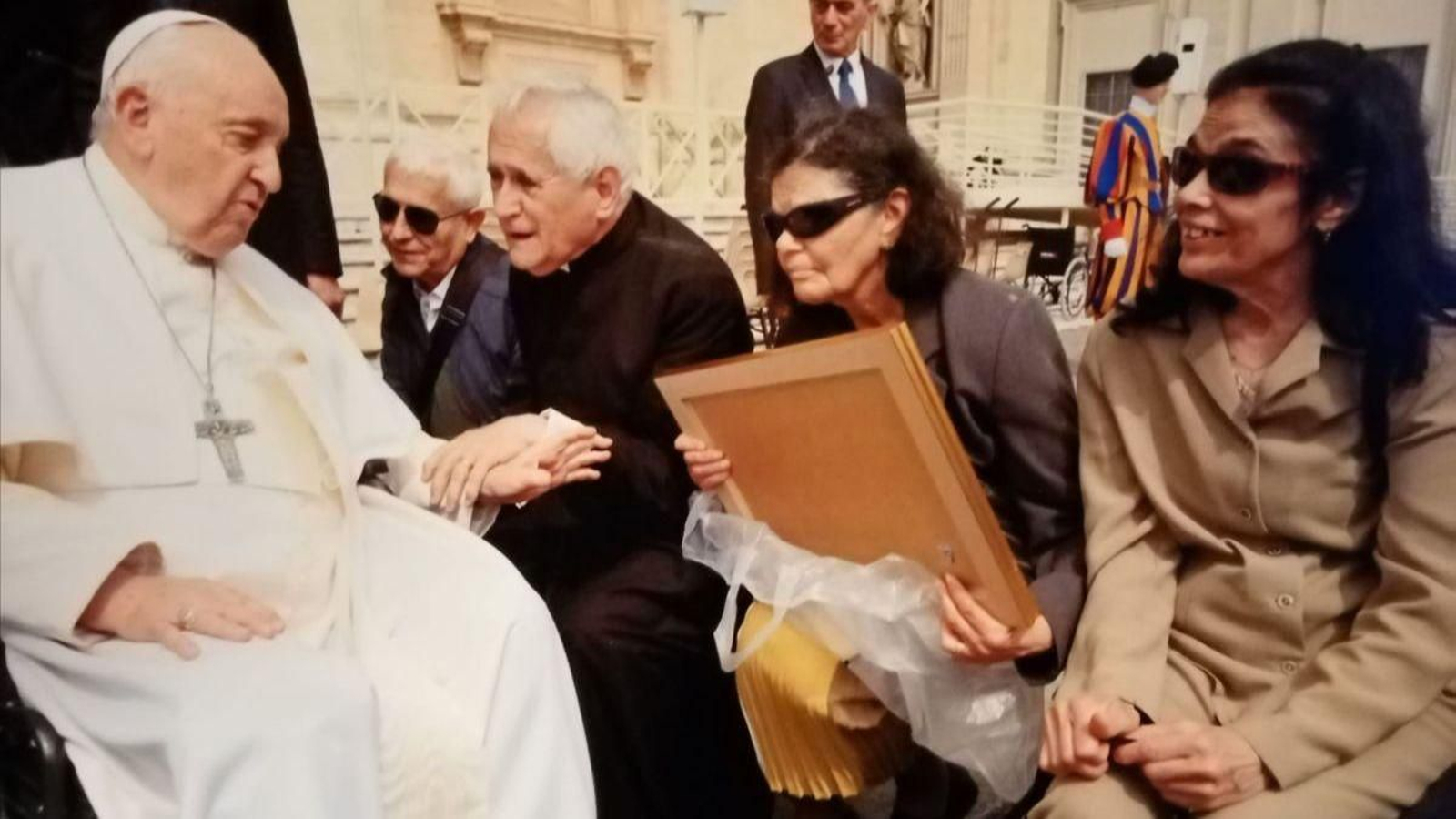 Aurora y Maruja con el papa Francisco durante su visita a Roma.