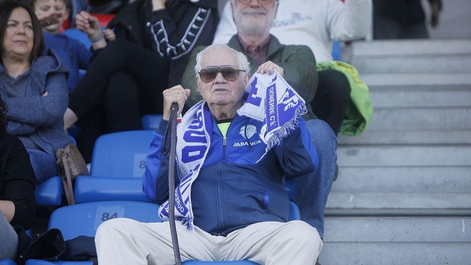 Presumiendo de bufanda y también de equipo.