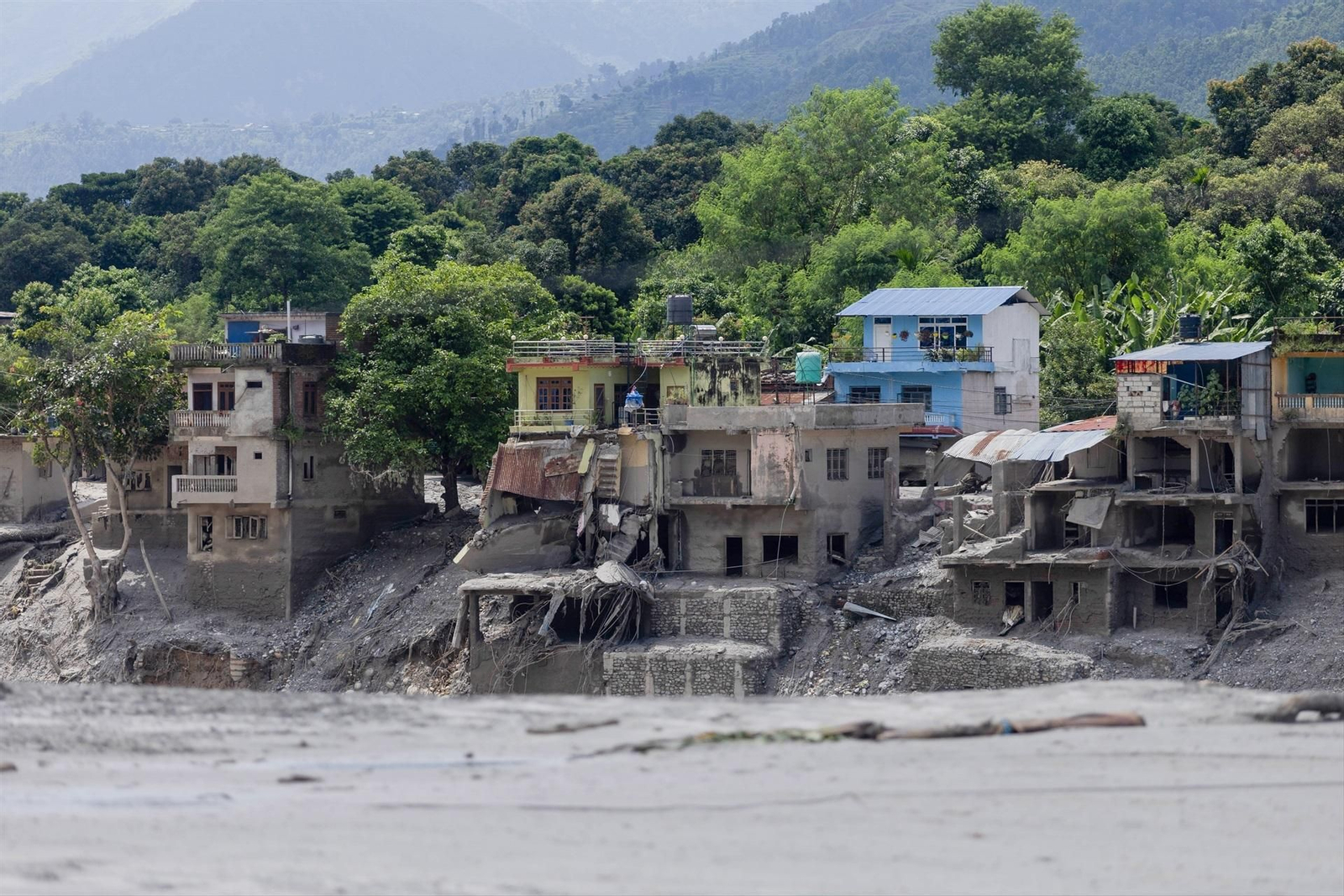 Edificios destruidos a lo largo del río Trishuli tras una gran inundación en Nuwakot, Nepal.