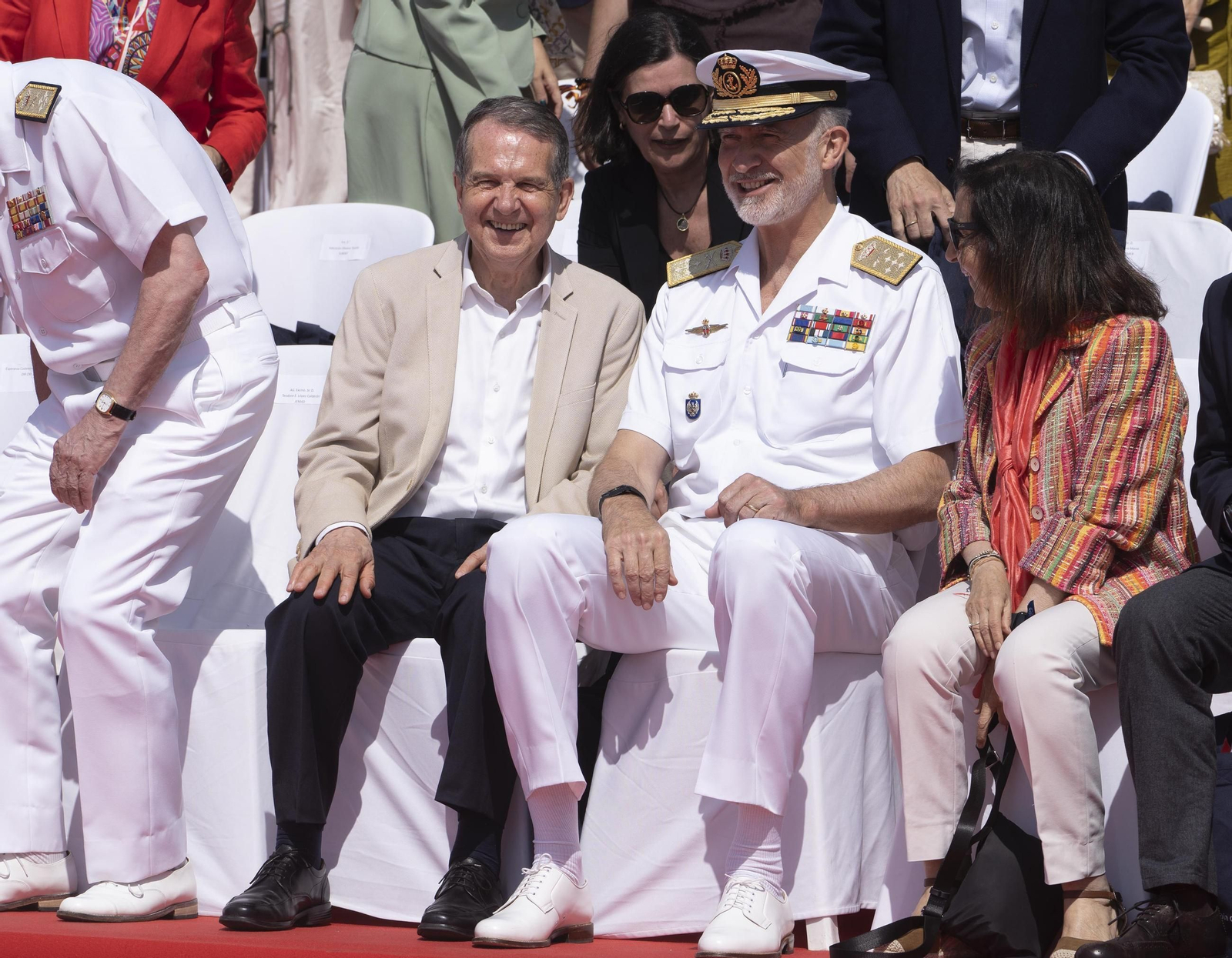 Galería | Felipe VI participa en la revista naval y presencia la exhibición de militares en Samil