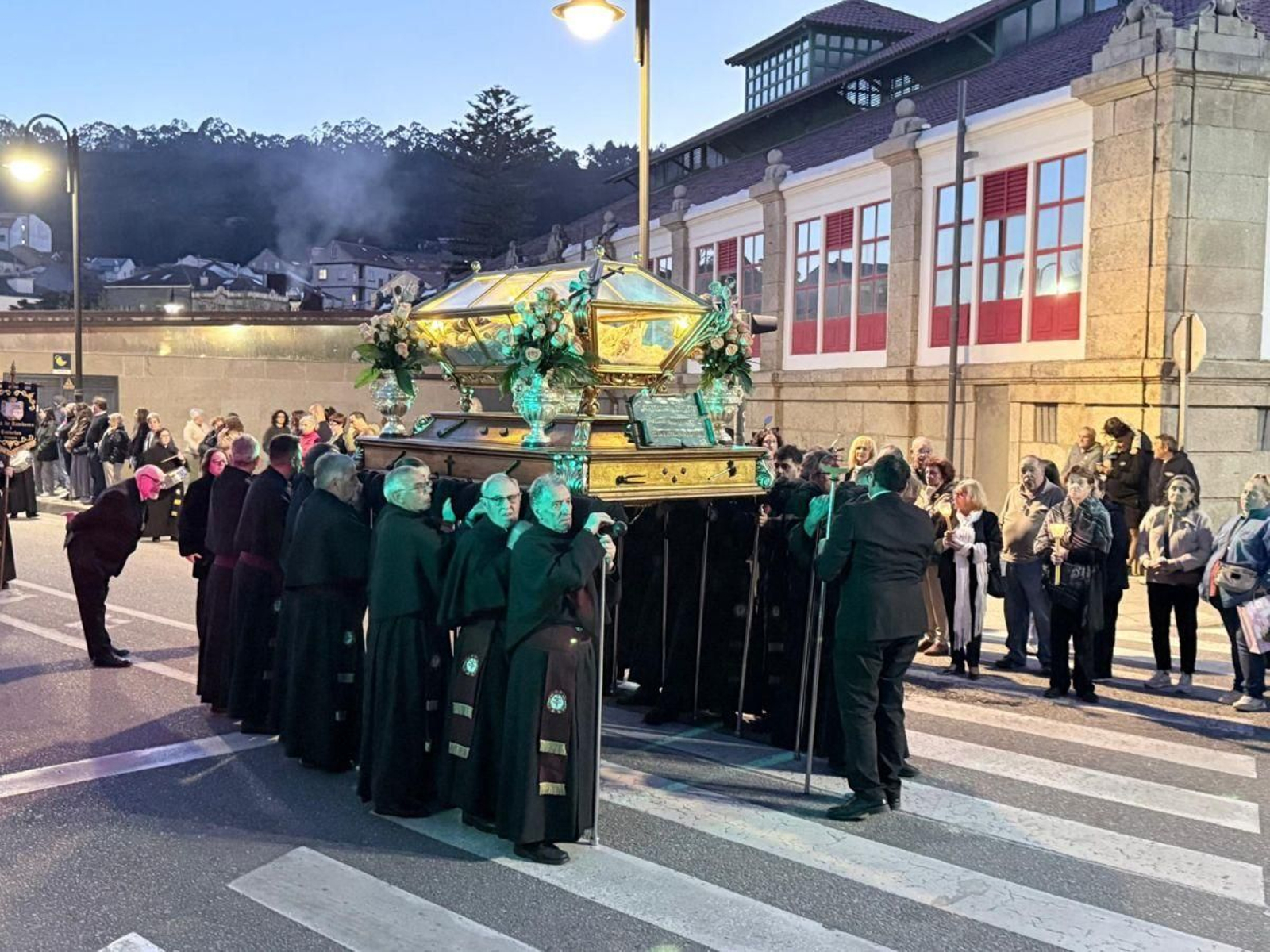 La imagen del Santo Entierro procesionando por las calles del centro de Cangas a hombros de los portadores.