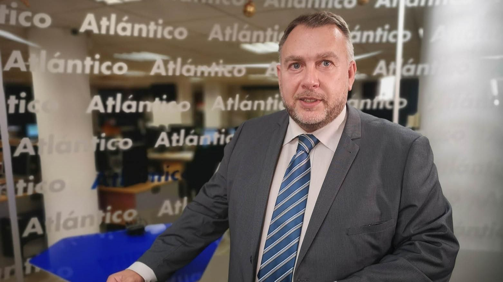 Enrique Núñez, en el set de Atlántico TV.