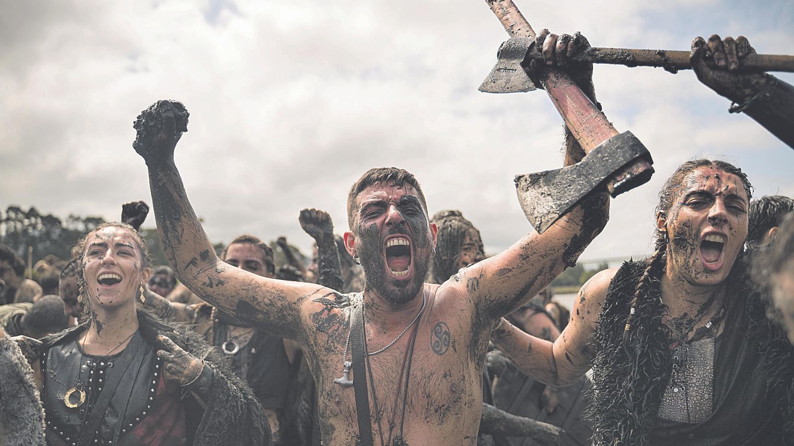Una pareja de vikingos tras el desembarco muestra las hachas (reales) para intimidar a los lugareños.