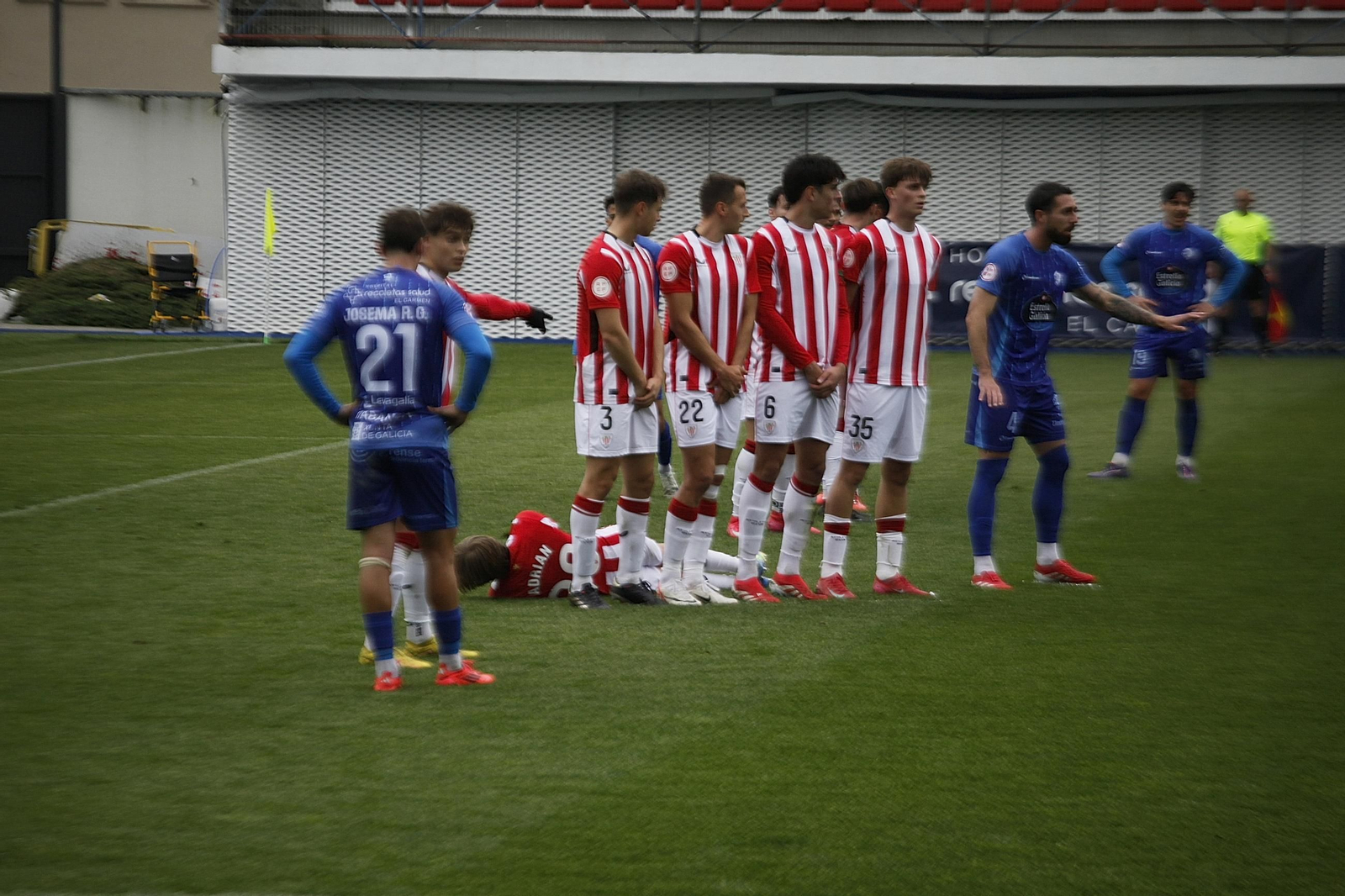 Galería | El Ourense CF sumó su primera derrota en el fortín de O Couto