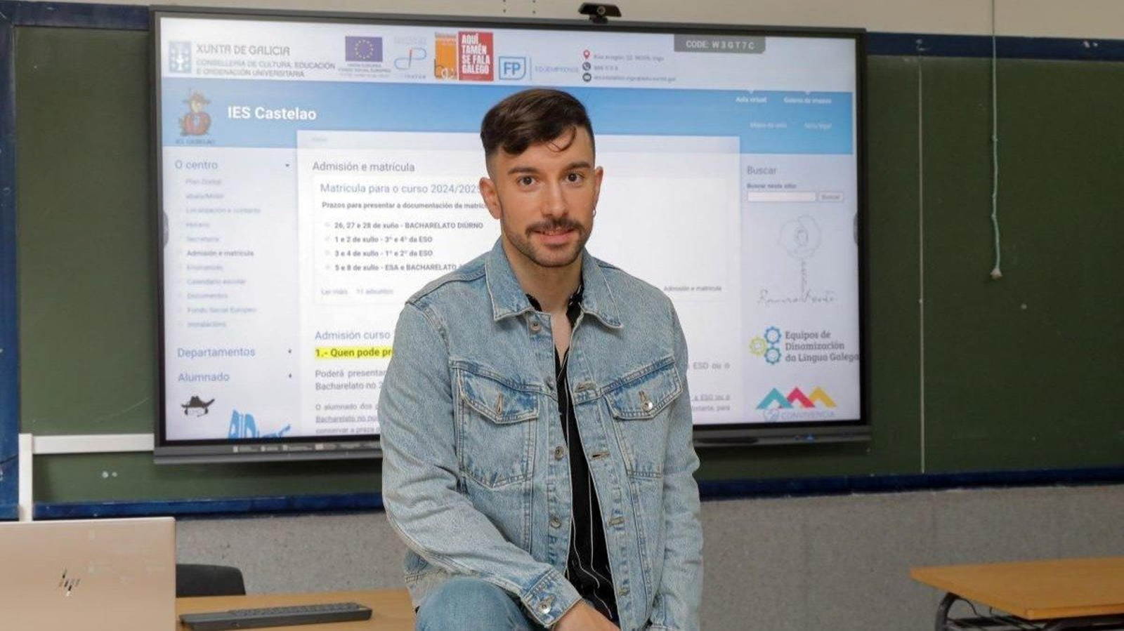 El director del IES Castelao, Cándido Paniagua, en una de las aulas del centro.
