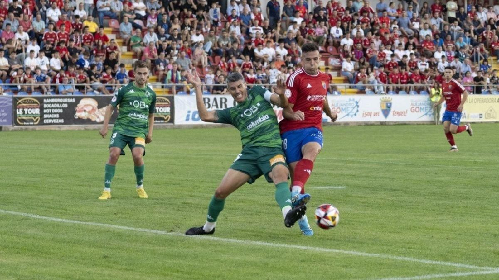 El central Pol Bueso intenta robarle el balón a un contrario.