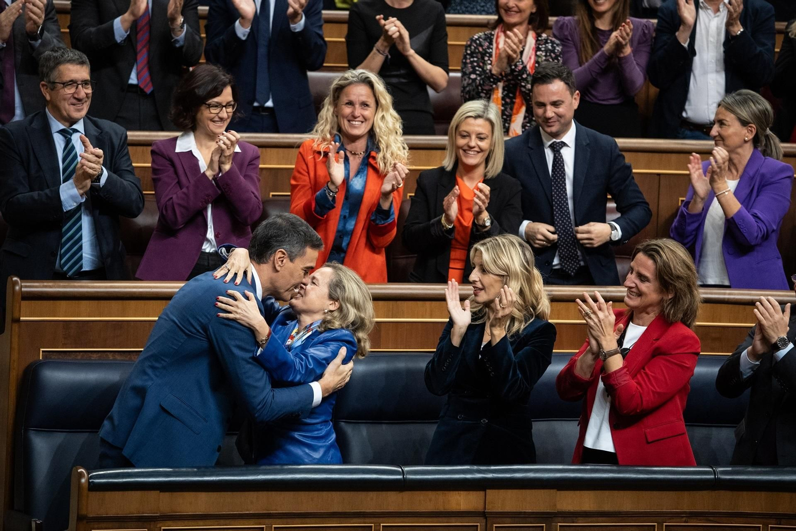 Sánchez celebra su reelección como presidente con la vicepresidenta primera y ministra de Economía en funciones, Nadia Calviño. // Europa Press