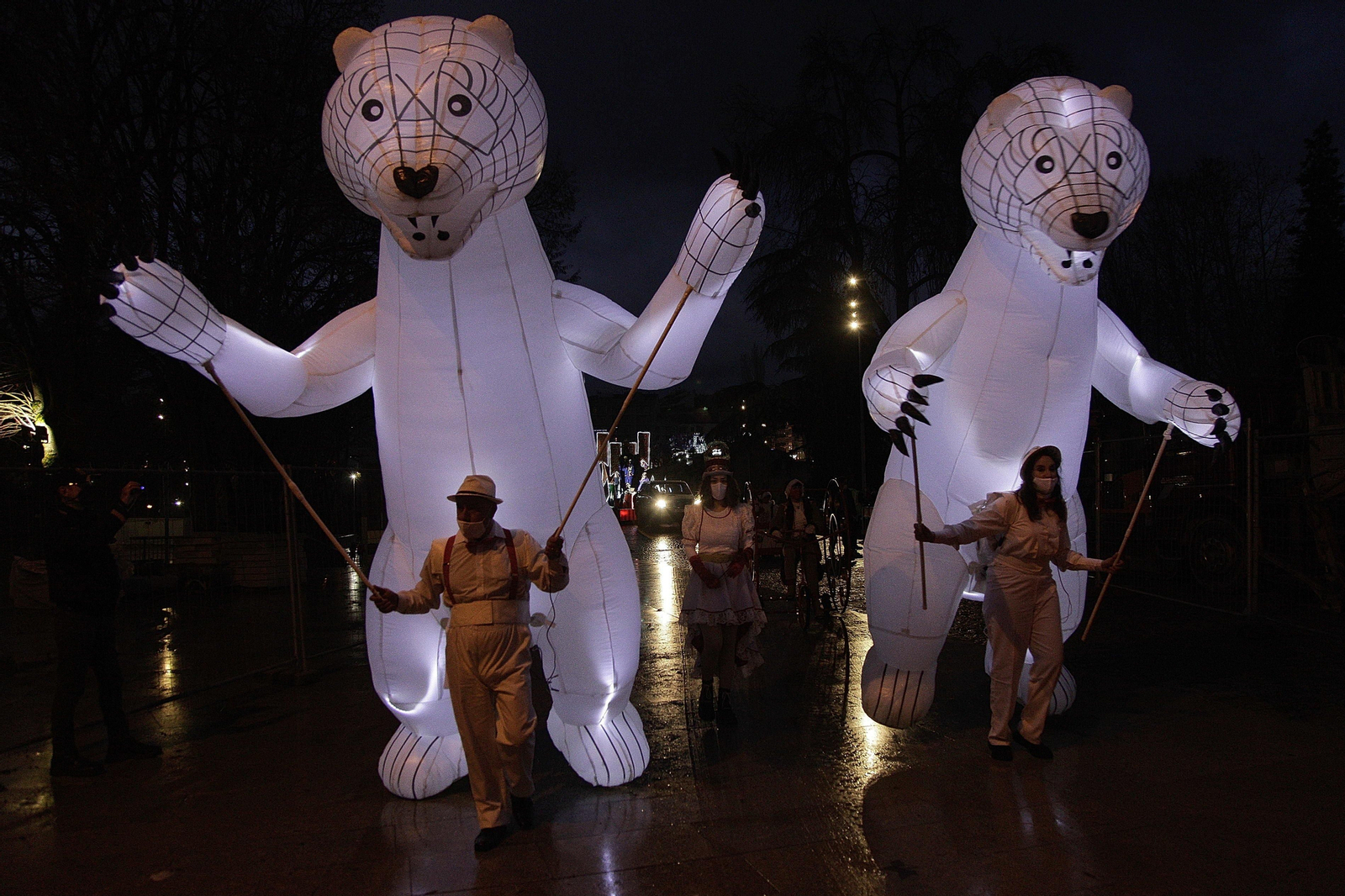 OURENSE. Osos polares, dragones o zancudos, entre los elementos del desfile. Miguel Ángel