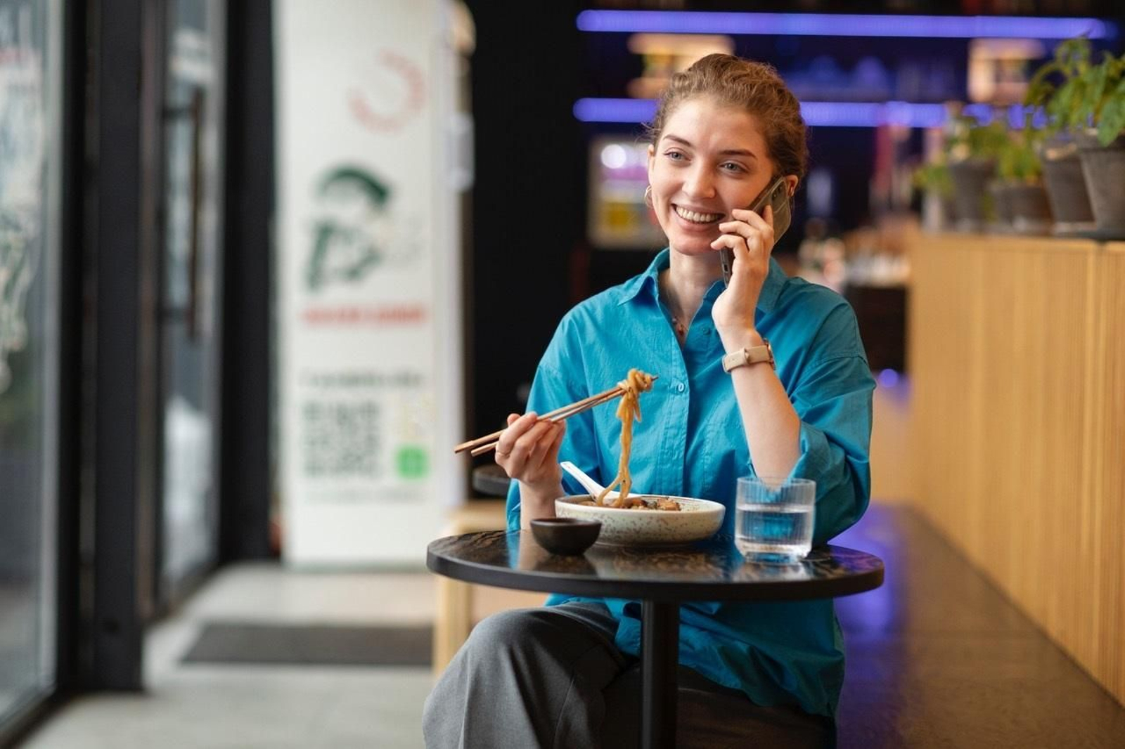 Una mujer comiendo en un restaurante. // Europa Press