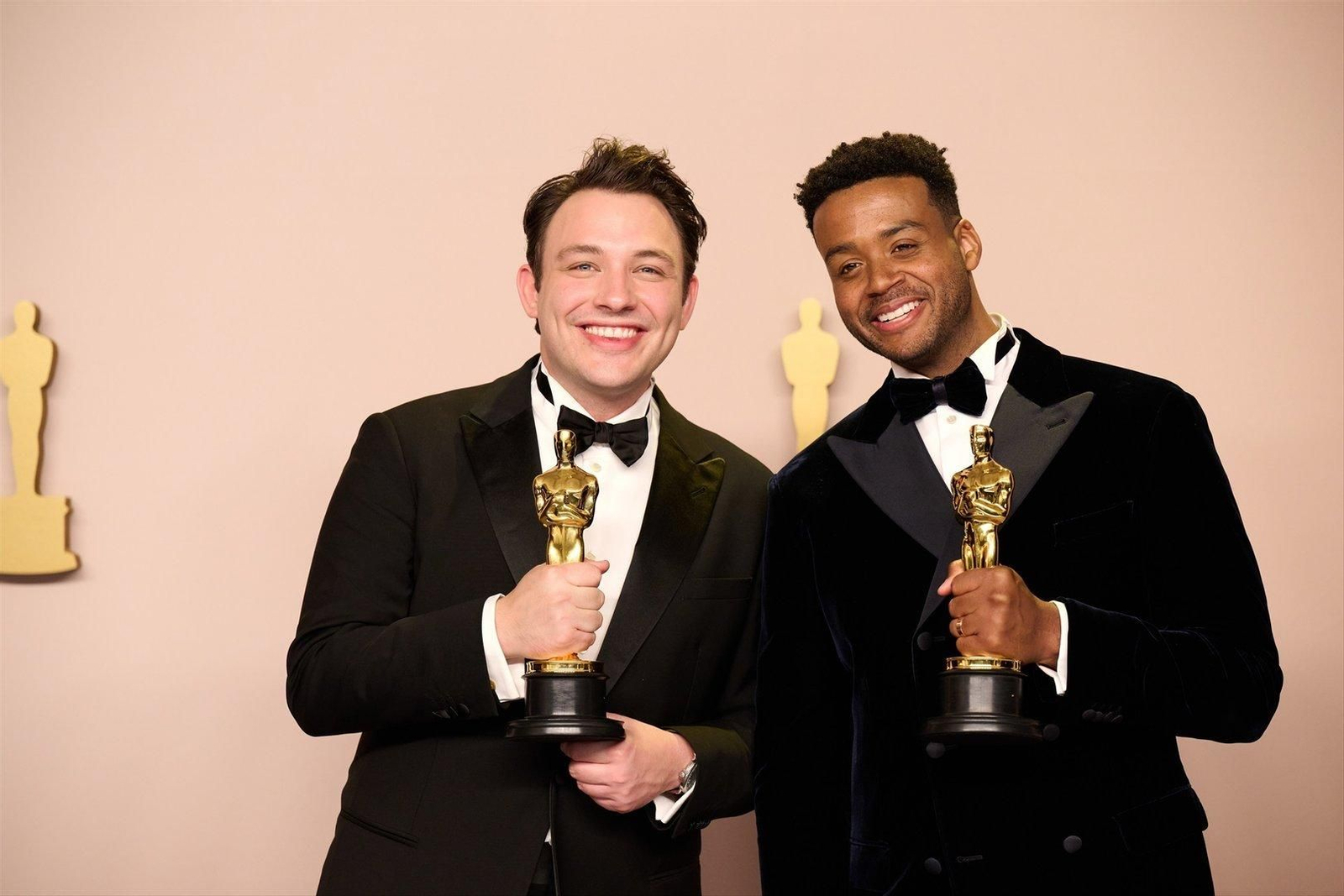 Ben Proudfoot (L) y el pianista Kris Bowers, ganadores de Mejor corto documental por "The Last Repair Shop".