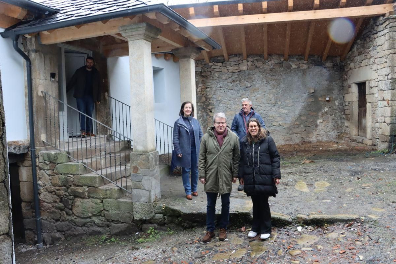 Manuel Pardo y Melisa Macía junto a otras personalidades y técnicos.