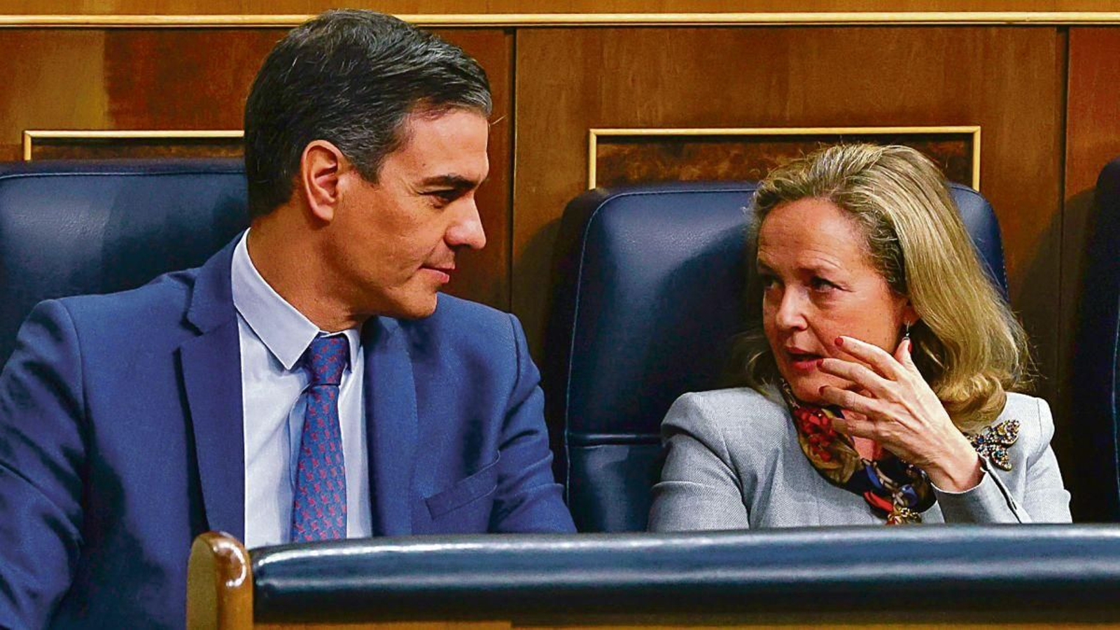 Pedro Sánchez y la vicepresidenta Nadia Calviño, en una sesión en el Congreso de los Diputados.