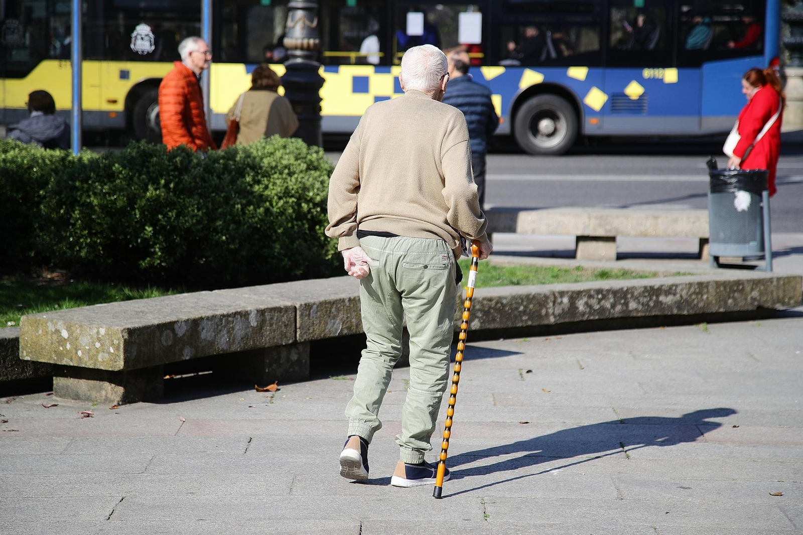 Un ourensano pasea por los jardines de Bispo Cesáreo.