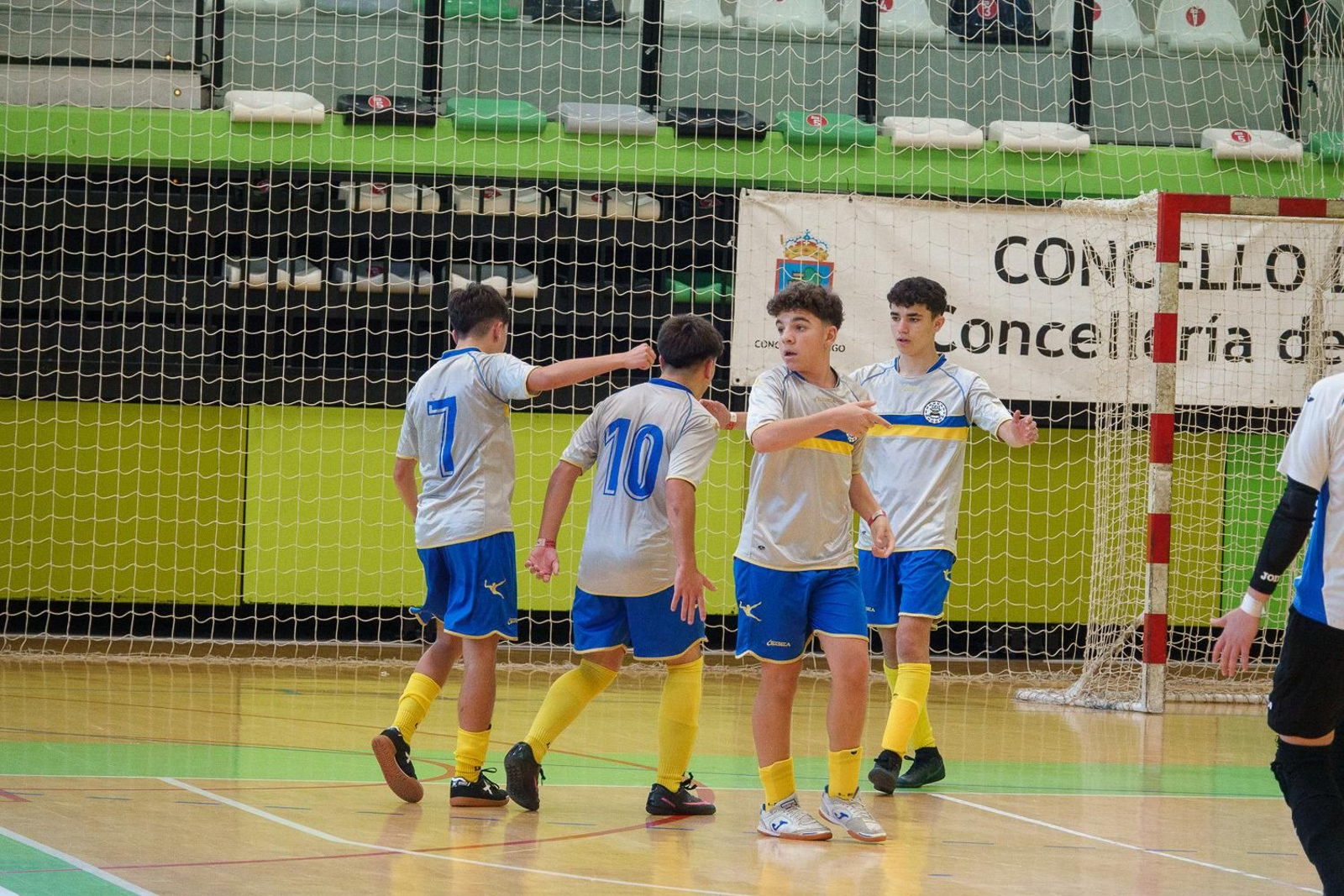 Partido de fútbol sala de la Vigo Cup en Navia.