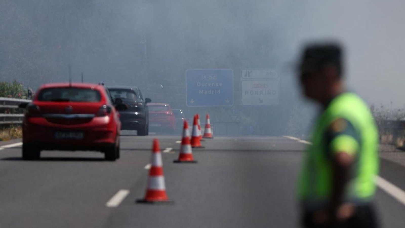 La Guardia Civil dirigió el tráfico mientras duró el incendio.